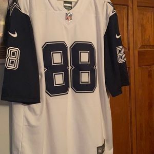 Never worn, tags ripped off when I tried it on.